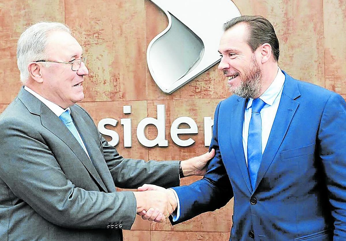 El presidente de Sidenor, José Antonio Jaianaga, saluda al ministro Óscar Puente en la visita a la siderúrgica vasca del pasado diciembre.