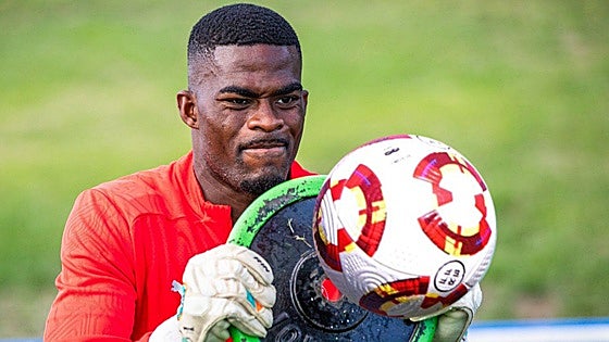 Owono se confiesa antes de su estreno con el Alavés: «Mi sueño es llegar a jugar un Mundial»