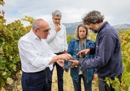 Ramiro González y la diputada foral de Agricultura, Noemí Aguirre, junto a responsables de Casa Primicia.