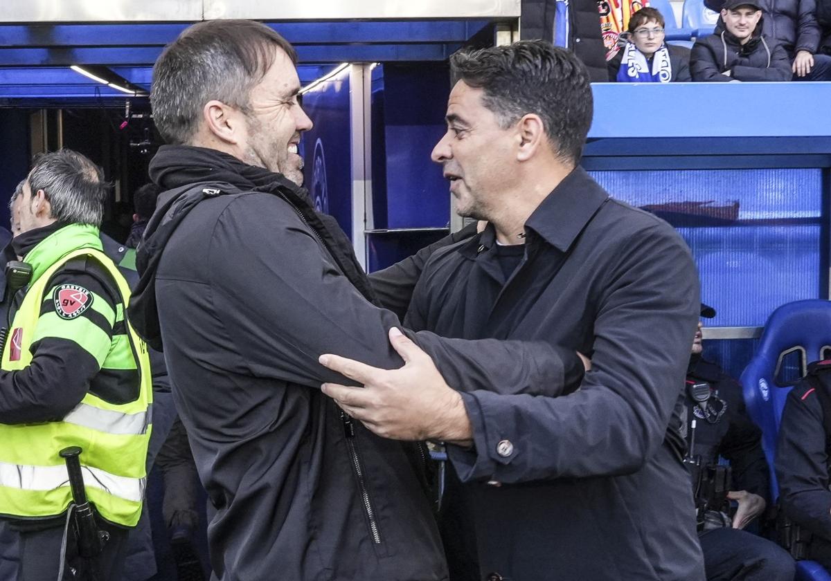 Coudet saluda a Míchel antes del arranque del partido.