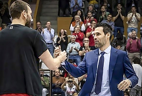 «Tengo la suerte de que mi jefe sabe algo de baloncesto»