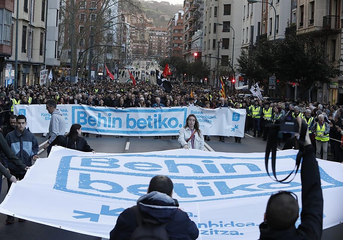 Miles de personas marchan en Bilbao en favor de los presos de ETA | El ...
