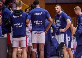 Laso alecciona a los jugadores del Baskonia durante un tiempo muerto.