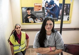 Activas. Eva Etxebarria (45) y María Bergela (48) han realizado varios cursos de formación, entre ellos un módulo en limpieza. Trabajan en empresas del sector. yvonne iturgaiz