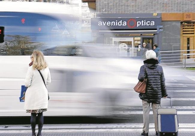 El tráfico viario de la Avenida Gasteiz también genera conflicto.