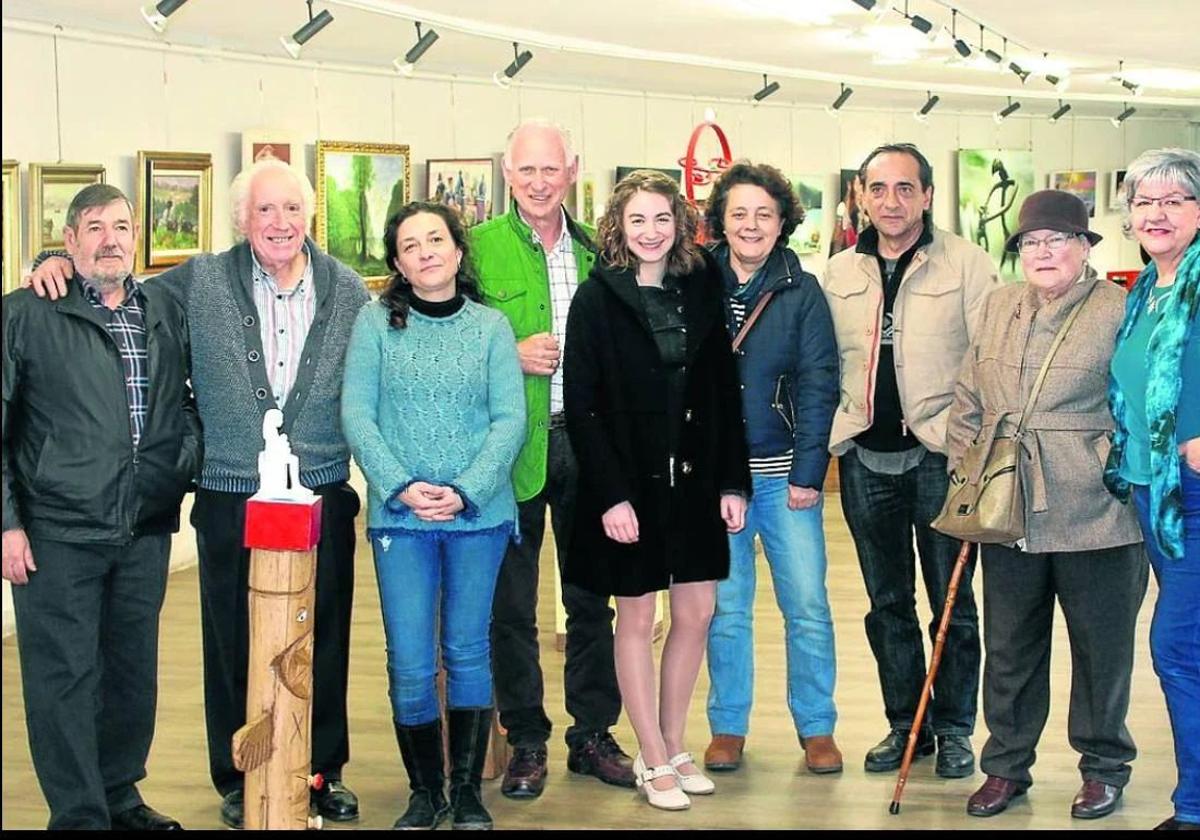 Integrantes de la asociación artística en la sala Ezkurdi de la localidad.