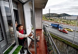 La vivienda de Silvia Prieto, con doble ventana, se asoma al puente de Rontegi.