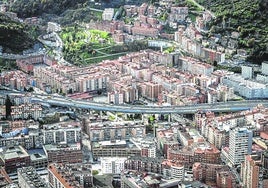 Panorámica de la A-8 a su paso por el entorno de Rekalde y Basurto.