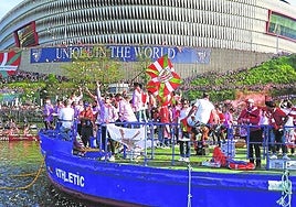 La gabarra volvió a surcar la ría 40 años después con más de un millón de personas en las riberas.