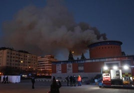 Imagen de la columna de humo saliendo del edificio del Planetario