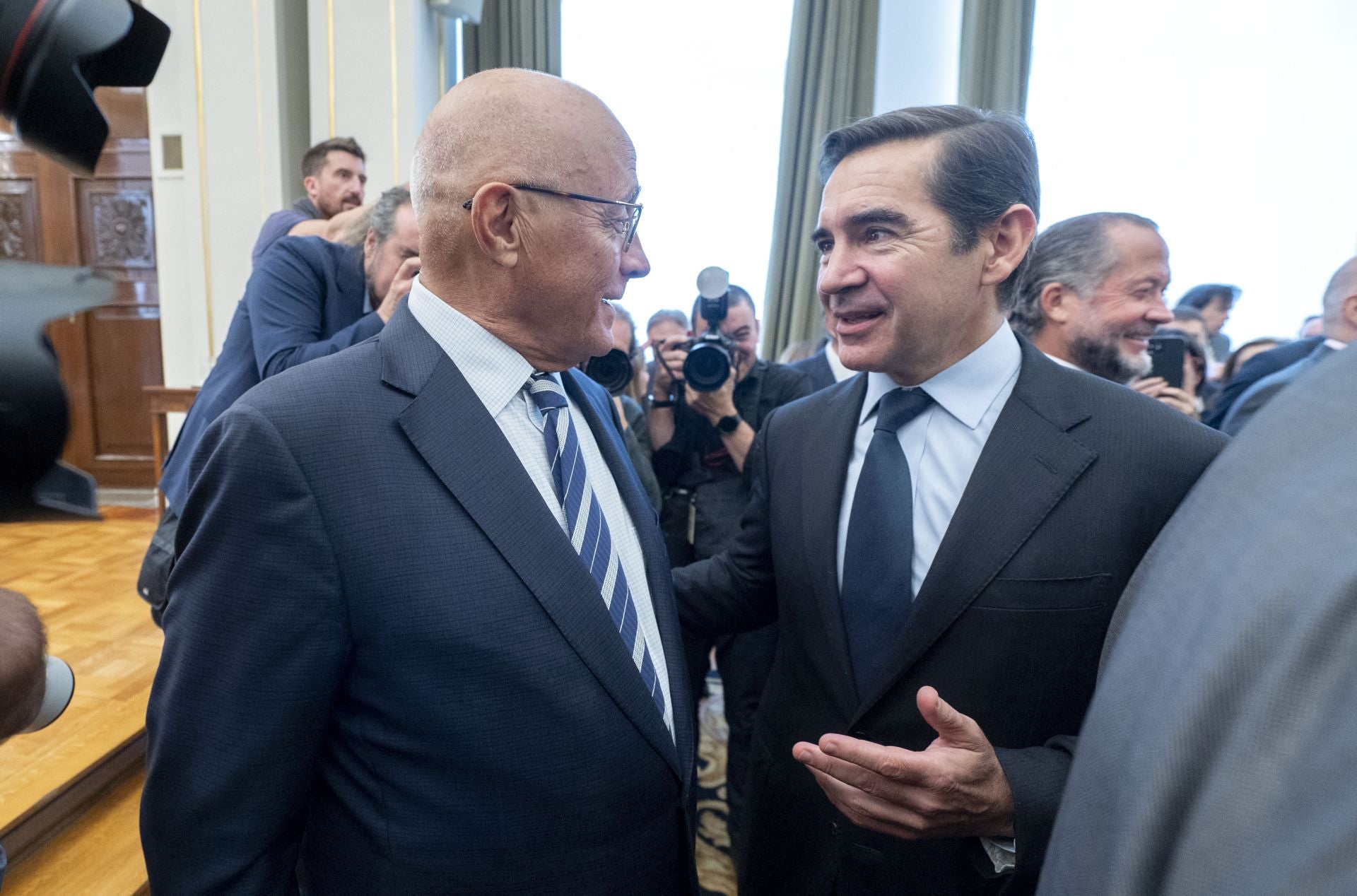 Josep Oliú y Carlos Torres en un acto celebrado a finales de 2024 en el Banco de España.