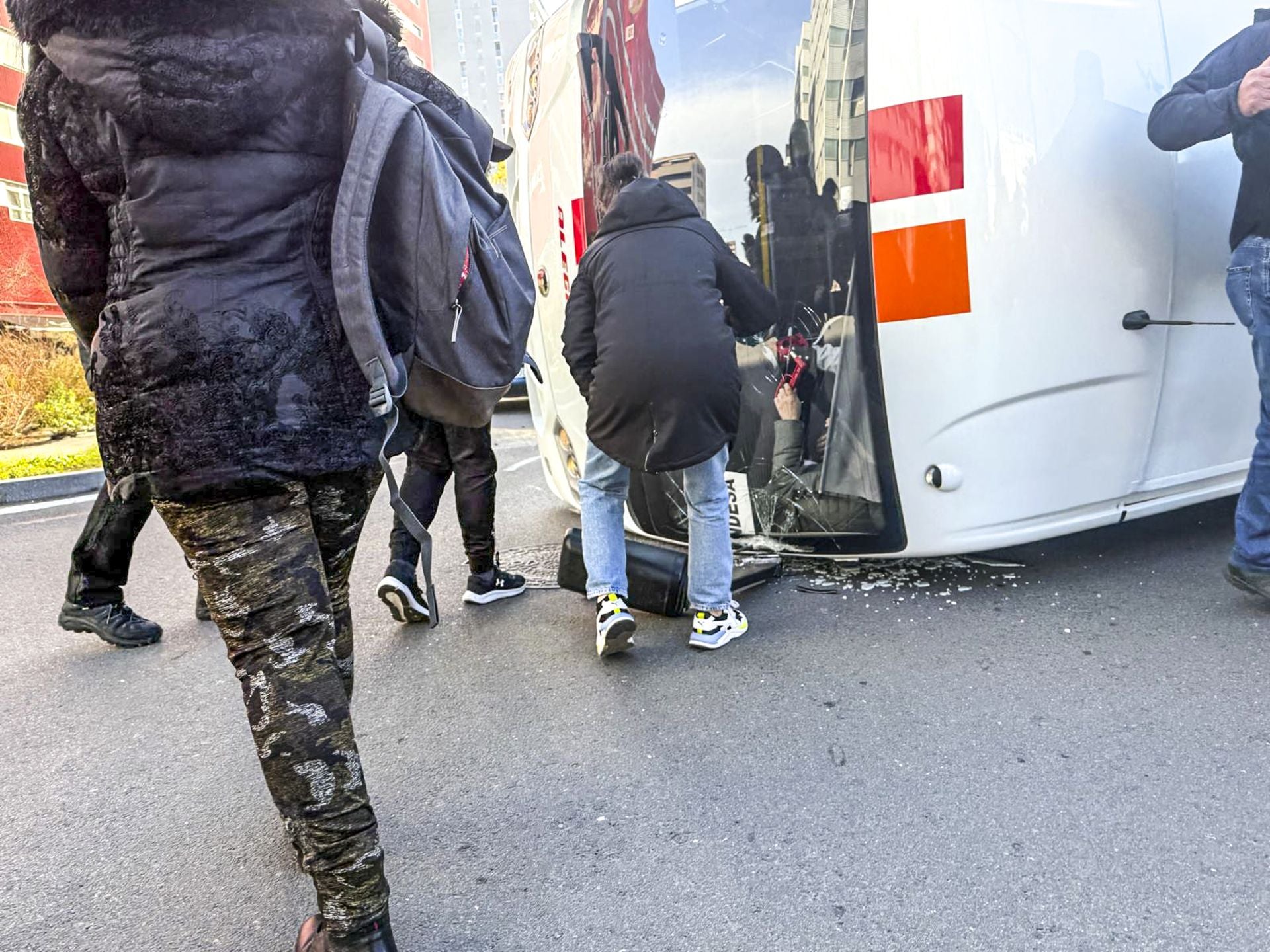 Siete heridos en un choque entre el tranvía y un microbús en Vitoria