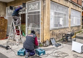 Operarios colocaron ayer una verja automática tras la instalación de rejas en las ventanas.