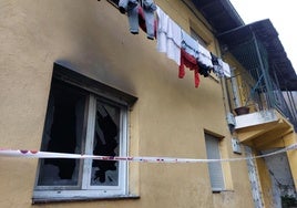 El fuego se ha originado en la primera planta de un edificio de dos en la calle Amaña de Eibar.