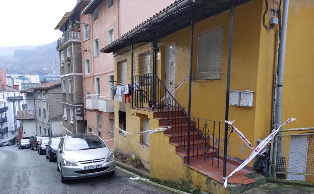 Exterior del inmueble, con la ventana del primer piso ennegrecida por el humo y el fuego.