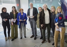 Integrantes de las asociaciones de mujeres de Leioa participan en la presentación del programa.