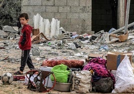 Un niño observa los objetos recuperados de un edificio bombardeo por Israel en Gaza.