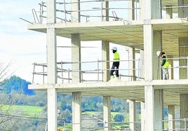 Operarios de la construcción trabajan en una promoción del País Vasco.