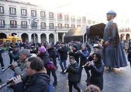 Salida de la comitiva municipal desde la plaza de España hacia la parroquia de San Pedro para asistir a la ceremonia de Vísperas y la bendición del cerdo.