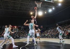 Hlinason supera a Halilovic, del Sassari.