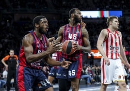 Kamar Baldwin y Donta Hall giran la mirada hacia los colegiados durante el encuentro ante el Olympiacos.