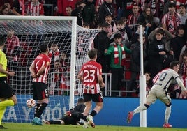 Aimar Oroz celebra el primer gol de Osasuna.