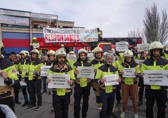 Los bomberos llegaron a encerrarse el 18 de diciembre para presionar al Ayuntamiento