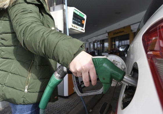 Una mujer repostando en una gasolinera de Getxo.