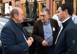 Andoni Ortuzar, Aitor Esteban e Imanol Pradales, en un acto del PNV en Sukarrieta.