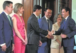 Pradales saluda al titular de Hacienda, Nöel d'Anjou, durante la toma de posesión de los consejeros en junio del año pasado.