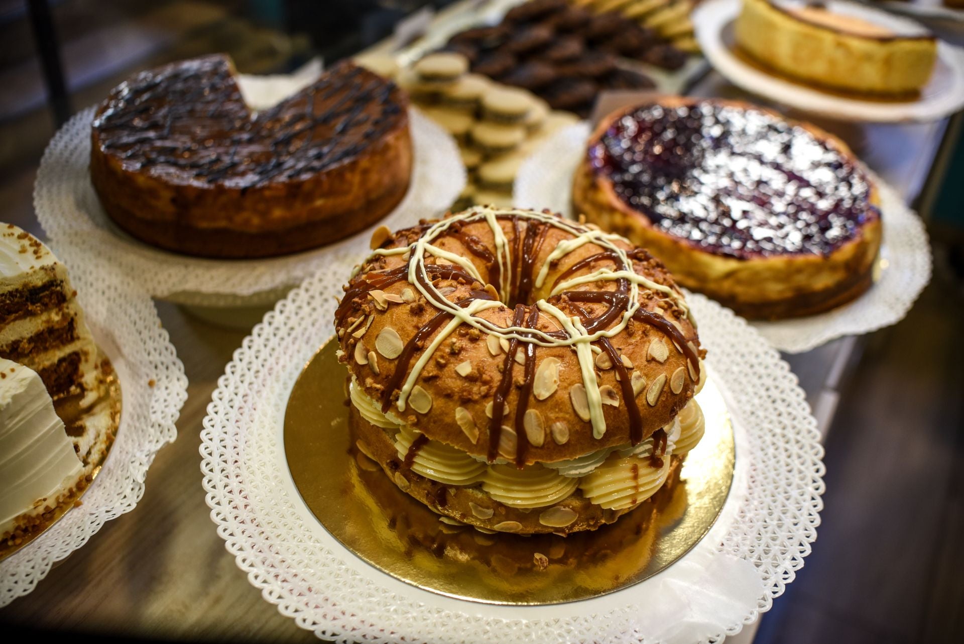 Viviana vuelve a sacar a la venta el «mejor roscón de Bizkaia» en su pastelería de Algorta