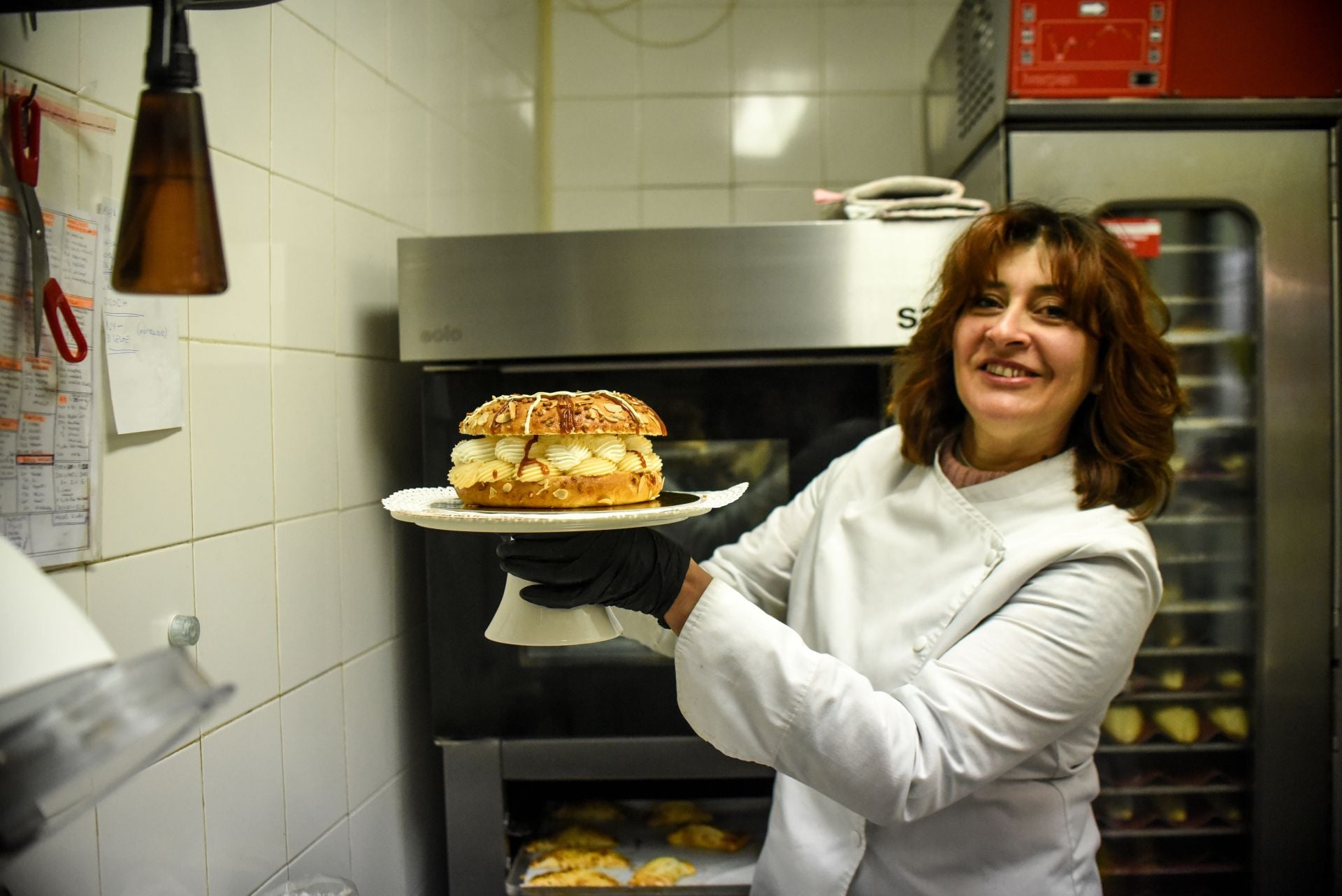 Viviana vuelve a sacar a la venta el «mejor roscón de Bizkaia» en su pastelería de Algorta