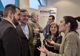 Representantes de los sectores de bajura, atuneros congeladores y conserveras charlan con la eurodiputada del PNV, Oihane Agirregoitia (a la derecha), y su colega de partido, Izaskun Bilbao, hoy viernes, en Bermeo.