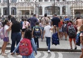 Alumnos a la entrada de un colegio público de Bilbao.