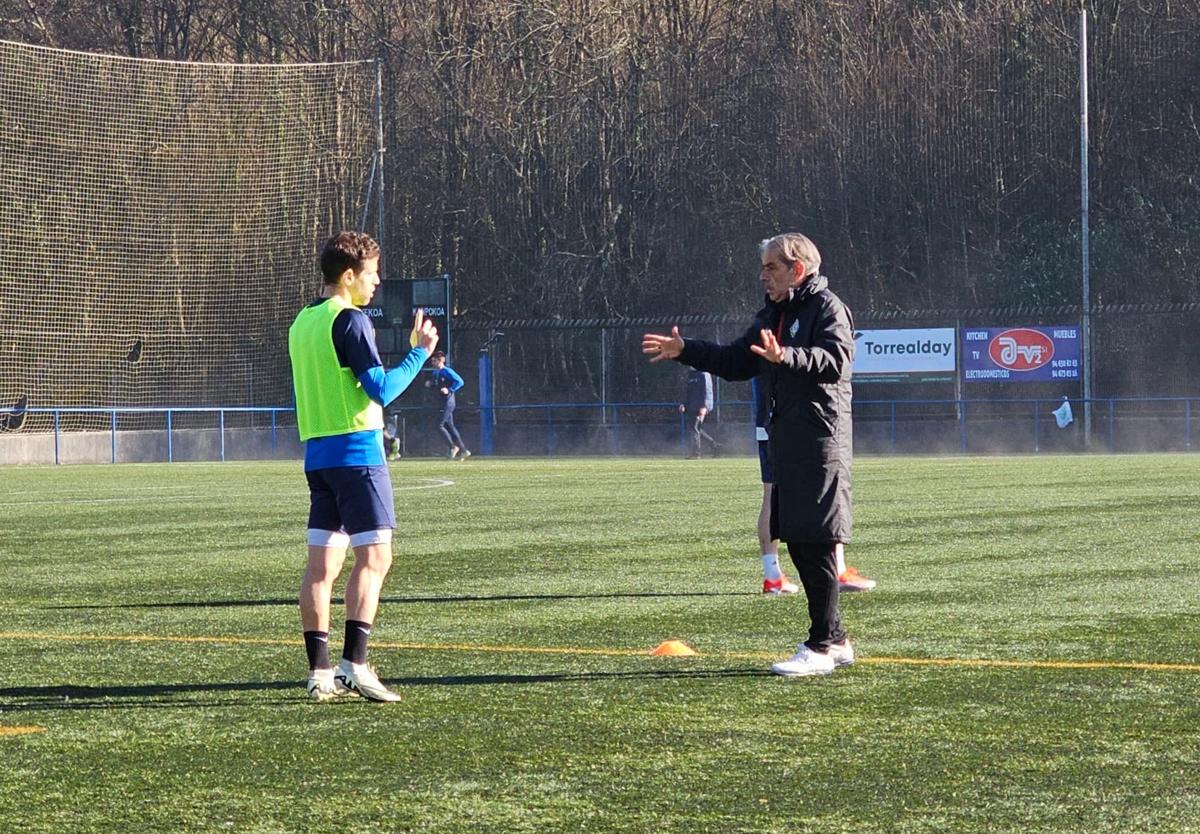 Natxo González habla con Hervías durante el entrenamiento de este viernes en Txolon.