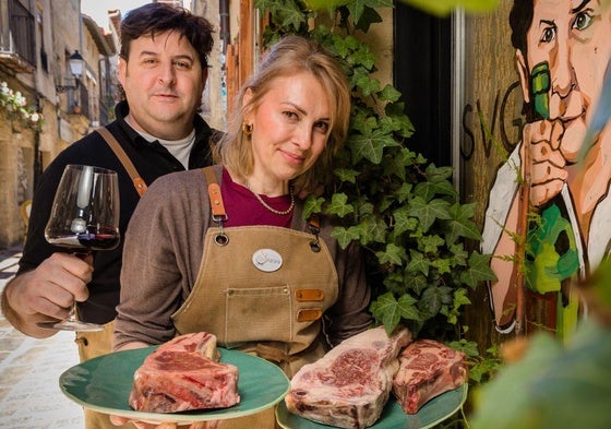 Aitor Nadador Sampedro y Adriana Neagu a la puerta de su restaurante SVGAR, en Laguardia.