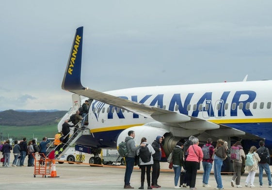 Pasajeros de Ryanair en Foronda durante el embarque de un vuelo a Alicante.