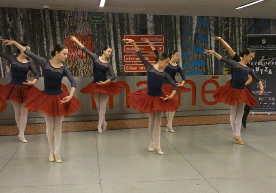 Danzas entre traqueteos para sorprender a los viajeros del metro de Bilbao