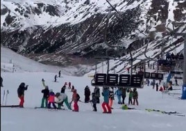 Vídeos: las imágenes que deja el accidente de telesilla en la estación de esquí de Astún, en Huesca