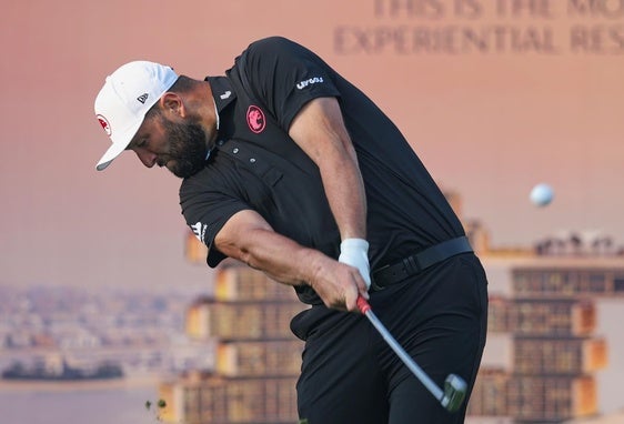 Rahm golpea la bola en la segunda ronda del Desert Classic.