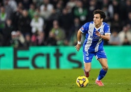 Manu Sánchez conduce el balón en el partido ante el Betis.