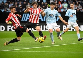 Berenguer se estira para marcar el primer gol del Athletic en Balaídos.