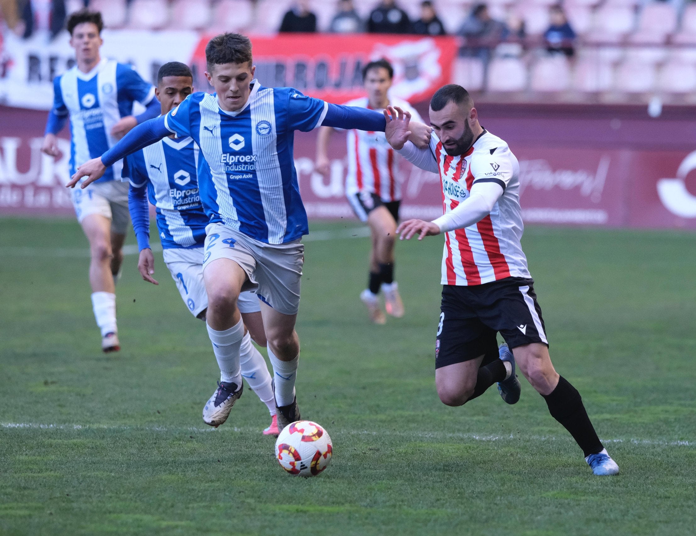 Xanet Olaiz defiende una acción del encuentro frente a Andrei Lupu.