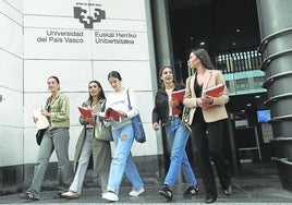 Estudiantes a la salida de la facultad de ingeniería, en Bilbao.