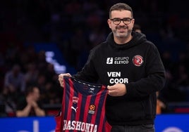 El Baskonia homenajea al vitoriano Manuel Pereira, triple campeón mundial de kung fu