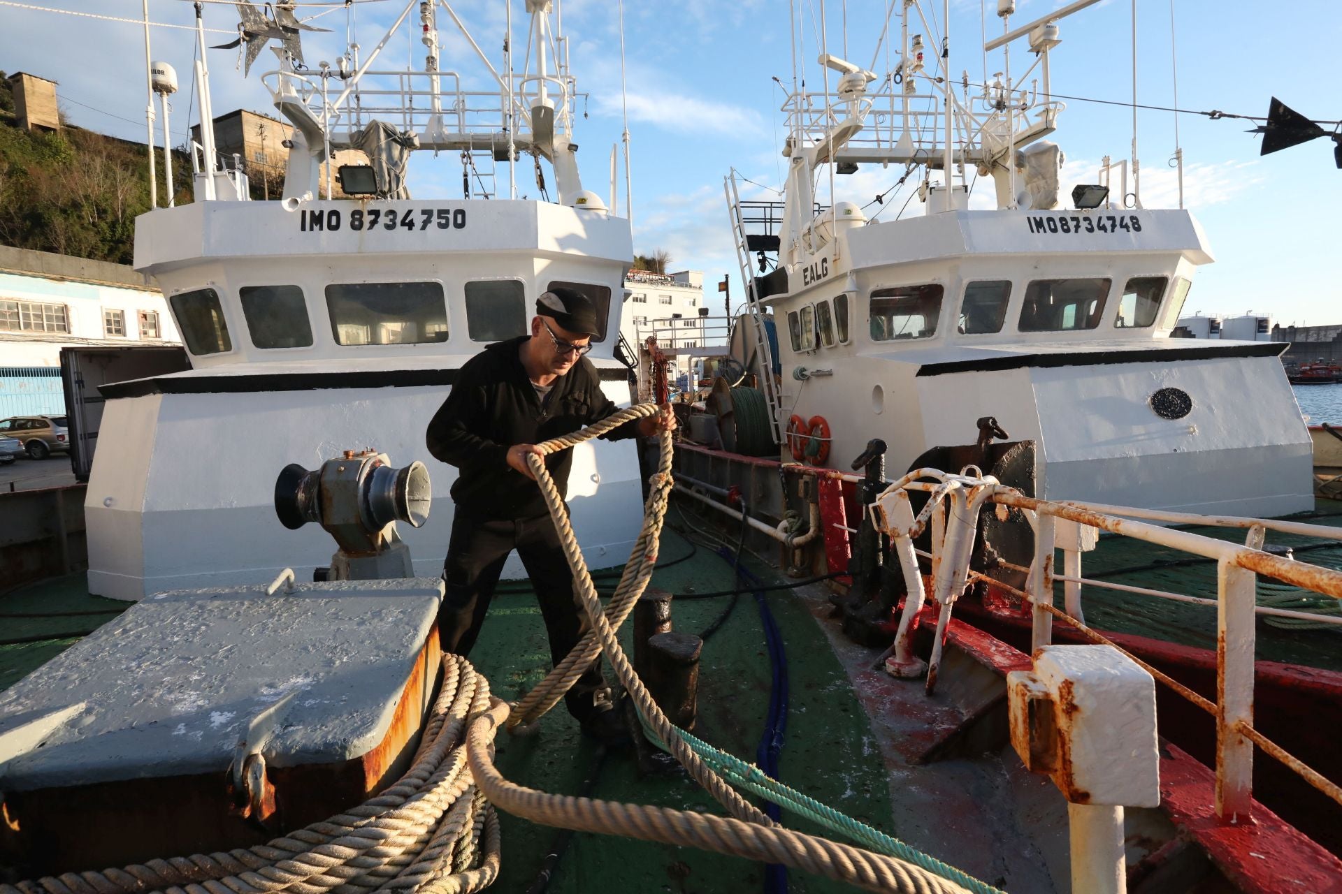 Un inspector trabaja en uno de los barcos afectados por la veda en el Golfo de Bizkaia.