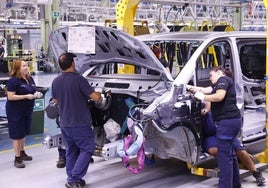 Trabajadores de Mercedes Vitoria, en las líneas de Montaje Final de sus modelos.