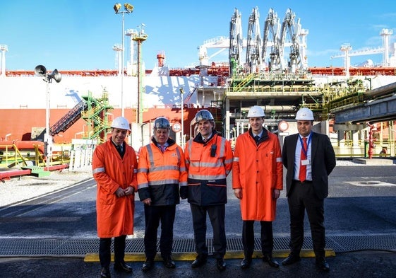 De izquierda a derecha, el director general del EVE Mikel Amundarain; el presidente de BBG Juan Andrés Díez Ulzurrun; el CEO de BBG, Javier López; el director comercial y de operaciones de la Autoridad Portuaria Andima Ormaetxe y el representante de la naviera Knutsen Oas Shipping, Juan Urrutia.