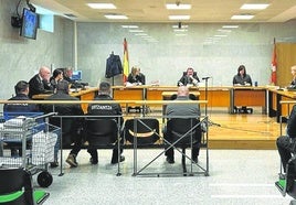 Imagen del primero de los dos juicios suspendidos contra el ertzaina y su cómplice en la Audiencia vizcaína.