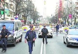 Manifestación de ertzainas por la Gran Vía de Bilbao.